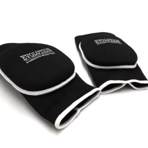 Ochraniacze na kolana zostały odpowiednio wyprofilowane, tak aby zapewniały komfort podczas użytkowania oraz największą możliwą ochronę. Mocne ściągacze uniemożliwiają zsuwanie się nakolannika, a wypełnienie pianką daję bezpieczeństwo przy upadkach przed kontuzjami. Nakolanniki siatkarskie Evolution - Evolution