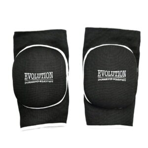 Ochraniacze na kolana zostały odpowiednio wyprofilowane, tak aby zapewniały komfort podczas użytkowania oraz największą możliwą ochronę. Mocne ściągacze uniemożliwiają zsuwanie się nakolannika, a wypełnienie pianką daję bezpieczeństwo przy upadkach przed kontuzjami. Nakolanniki siatkarskie Evolution - Evolution