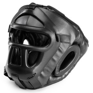 Kask treningowy z maską marki Evolution. Idealnie sprawdzi się podczas treningu boksu. Zaprojektowany w taki sposób by chronić: kości szczęki, kości policzkowe czy też nos. Plastikowa krata mocowana jest do kasku za pomocą rzepów. Kask bokserski MMA z maską Evolution - Evolution