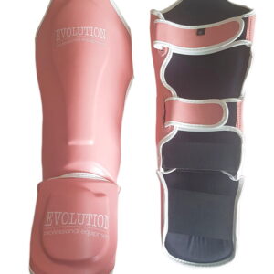 Profesjonalne nagolenniki z osłoną podbicia stopy, wykonane ze skóry syntetycznej z grubą warstwą ochronną. Dobre wymodelowanie oraz elastyczne paski zapinane na rzep gwarantują komfort użytkowania. Ochraniacze doskonale tłumią ciosy i dobrze dopasowuje się do nóg. Ochraniacz na goleń z ochroną stopy Evolution różowy - Evolution