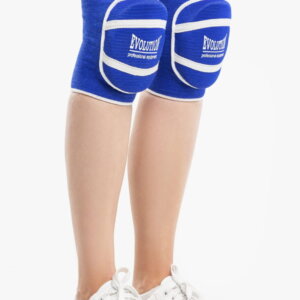 Ochraniacze na kolana zostały odpowiednio wyprofilowane, tak aby zapewniały komfort podczas użytkowania oraz największą możliwą ochronę. Mocne ściągacze uniemożliwiają zsuwanie się nakolannika, a wypełnienie pianką daję bezpieczeństwo przy upadkach przed kontuzjami. Nakolanniki siatkarskie Evolution Blue - Evolution