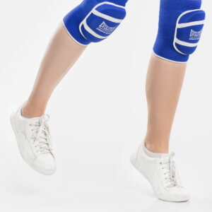 Ochraniacze na kolana zostały odpowiednio wyprofilowane, tak aby zapewniały komfort podczas użytkowania oraz największą możliwą ochronę. Mocne ściągacze uniemożliwiają zsuwanie się nakolannika, a wypełnienie pianką daję bezpieczeństwo przy upadkach przed kontuzjami. Nakolanniki siatkarskie Evolution Blue - Evolution