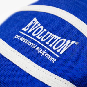Ochraniacze na kolana zostały odpowiednio wyprofilowane, tak aby zapewniały komfort podczas użytkowania oraz największą możliwą ochronę. Mocne ściągacze uniemożliwiają zsuwanie się nakolannika, a wypełnienie pianką daję bezpieczeństwo przy upadkach przed kontuzjami. Nakolanniki siatkarskie Evolution Blue - Evolution