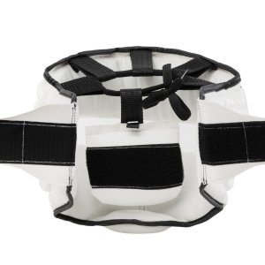 Treningowy kask bokserski marki Evolution. Zwiększa bezpieczeństwo i komfort podczas treningów. Zaprojektowany by chronić głowę oraz kości policzkowe i szczękę przed ewentualnymi urazami. Produkt przeznaczony dla dorosłych bokserów - rozmiar senior.  Możliwość szerokiej regulacji i dopasowania do indywidualnych potrzeb. Kask bokserski treningowy Evolution - Evolution